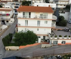 Casa indipendente con appartamenti in vendita a Podstrana in Croazia
