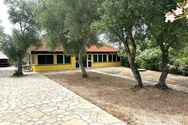 Attractive house with pool and spacious garden, in a quiet location!