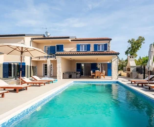 LUXURIÖSE VILLA MIT SCHWIMMBAD UND GARTEN IN RUHIGER LAGE!