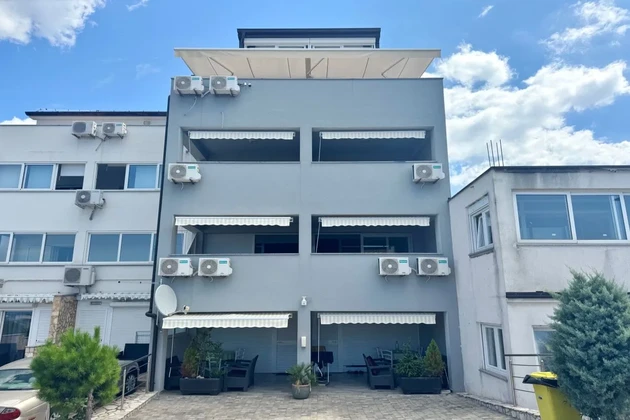 Atraktívna obytná budova so šiestimi bytmi a penthousom, 1000 m od mora!