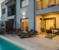 Istrie, région de Porec, maison jumelée de 120 m² avec piscine, sauna et activité de location touristique établie