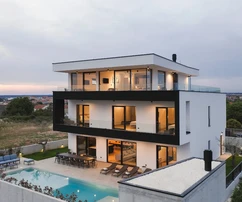 Fantastische moderne Villa mit Pool und direkt am Meer, Istrien, Pula