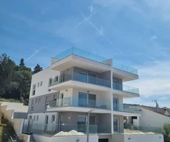 Trogir, Čiovo, appartamento con 2 camere da letto 85 m2 + giardino 63,4 m2, a 150 m dal mare, nuova costruzione