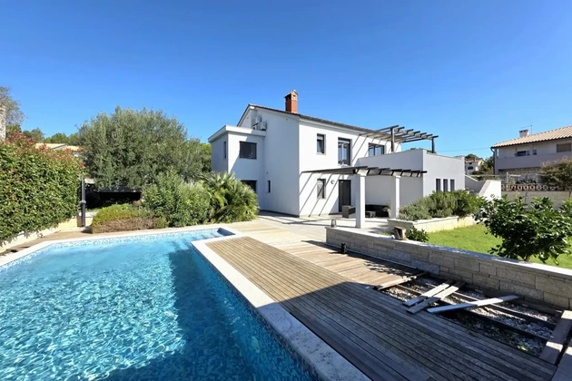 Istria, Pula: Modern home with pool and three units