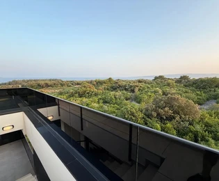 DWUPOZIOMOWY APARTAMENT Z BASENEM NA DACHU I WIDOKIEM NA MORZE, 450 M OD PLAŻY!