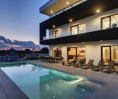 Fantastische moderne Villa mit Pool und direkt am Meer, Istrien, Pula