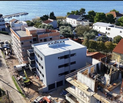Penthouse na sprzedaż zaledwie 70 m od morza z prywatnym tarasem na dachu w Chorwacji