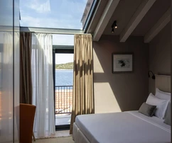 Villa con piscina en venta a solo 50 metros del mar en Slano, Croacia