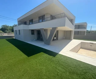 EXKLUZÍVNA MESTSKÁ VILA S BAZÉNOM, NA TICHOM MIESTE!