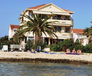 Spazioso appartamento in vendita al piano terra direttamente sul mare in Croazia