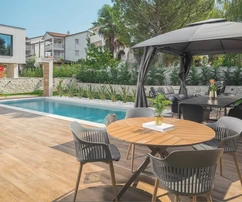 Villa en venta en el centro de Funtana con piscina en Croacia