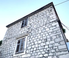 Odnów historyczny kamienny dom tuż przy morzu w Kaštelach