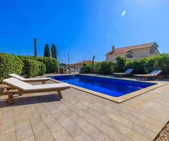 Krk, Punat, detached house with two apartments of 100 m² each, studio apartment, pool, garage, sauna