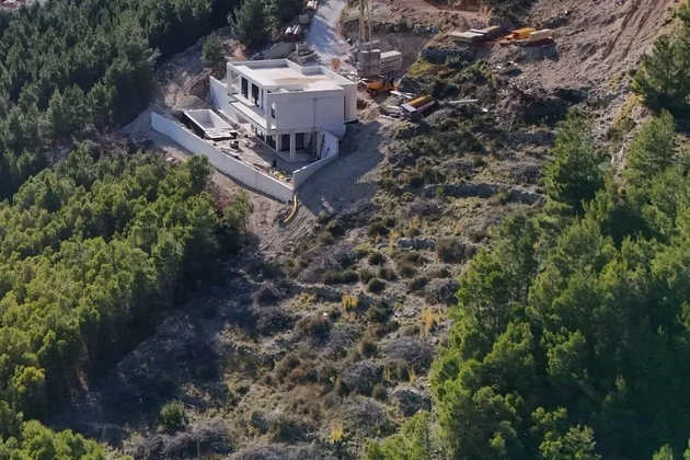 Dugi Rat, építési telek 1389 m2, tengerre néző kilátás, 600 m-re a strandtól