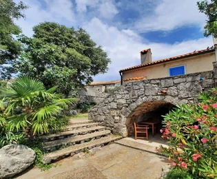 CASA DE PIEDRA CON JARDÍN, A 1000 M DEL MAR!