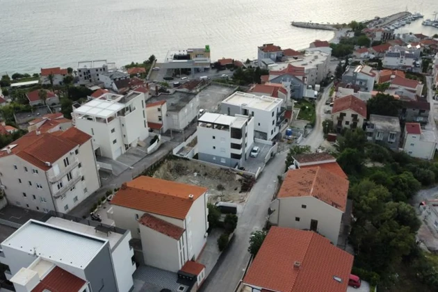 Önálló családi ház apartmanokkal eladó Podstranában Horvátországban