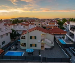 Vodice - Casa indipendente con 2 unità residenziali, piscina riscaldata, ottima posizione