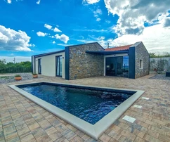 Maison avec piscine et vue panoramique disponible à l'achat en Croatie