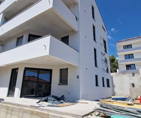 Trogir, Saldun, 3-Zimmer-Wohnung 110 m2 + Garten 50 m2, große Terrasse (34 m2), Neubau