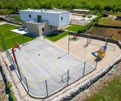 Vila s bazénom a priestrannými terasami na predaj v Trilji v Chorvátsku