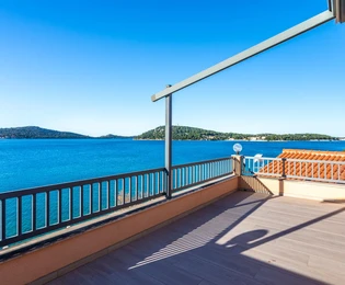 Casa al mare in vendita a Rogoznica con accesso diretto all'acqua in Croazia