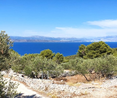 Terrain à bâtir sur l'île de Solta avec une vue imprenable sur la mer