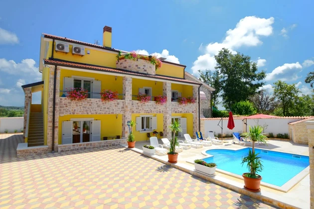 Istria, near Višnjan, apartment house 500 m² with swimming pool and 4 residential units