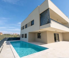 Zadar, Vrsi, NEUBAU, schöne Dreizimmerwohnung im Erdgeschoss mit Pool