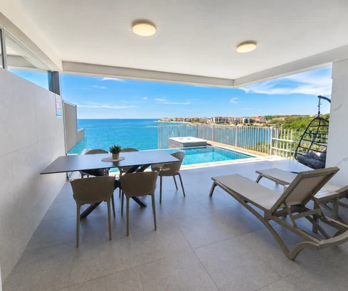 Kroatien - Insel Pag | Luxuriöses Apartment in erster Meereslinie mit Pool und Fitnessraum