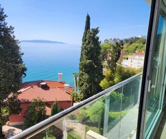 Opatija, exclusive apartment in an excellent location, two-room, 87 m², first row to the sea