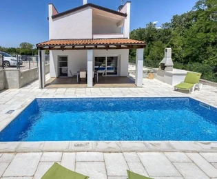 Tinjan - Moderna dvojna kuća s bazenom na prodaju