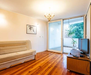 Vodice, appartamento con due camere da letto al primo piano e locale commerciale al piano terra, 165,52 m²