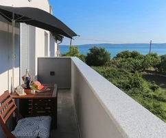 K. Kambelovac, casa indipendente con piscina, garage e casetta a 25 m dal mare