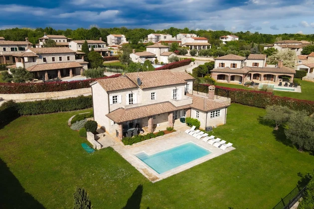 Isztria, Poreč: Rusztikus kővilla medencével és kerttel