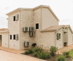 Istria, oblasť Višnjan - luxusná kamenná vila s vyhrievaným bazénom a priestranným pozemkom