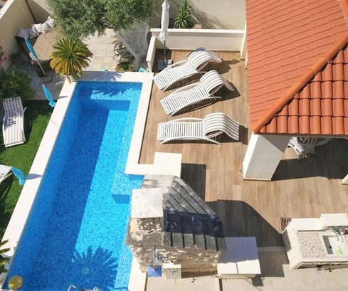 Luxusvilla Čiovón fűtött medencével, a tengerpart közelében, most eladó