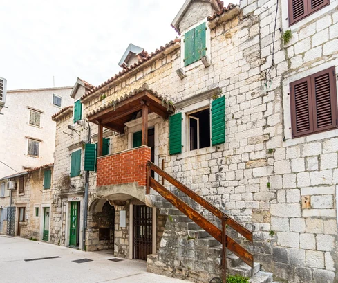 Kaštel Stari, kamienny dom blisko morza