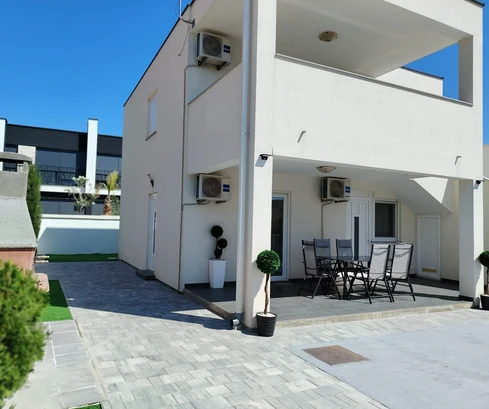 Apartmanház Privlakán