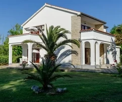 Casa appartamenti con bel e grande giardino a 80 metri dal mare