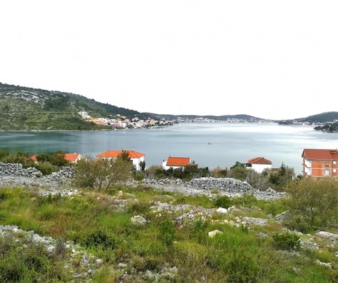 Terreno edificable con vista al mar cerca de Rogoznica en venta