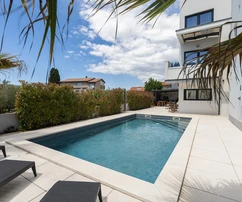Istrie, Pula, appartement meublé avec piscine privée dans un immeuble neuf
