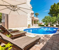 EINFAMILIENHAUS MIT SCHWIMMBAD UND GROSSEM GARTEN, 100 M VOM MEER ENTFERNT!