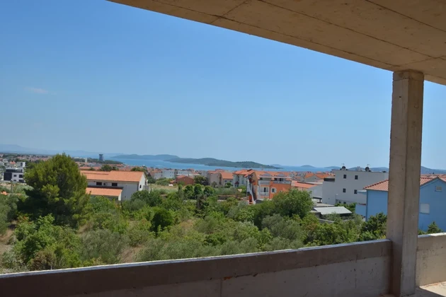 Vodice - Háromszobás S7 lakás a második emeleten, tengerre néző kilátással