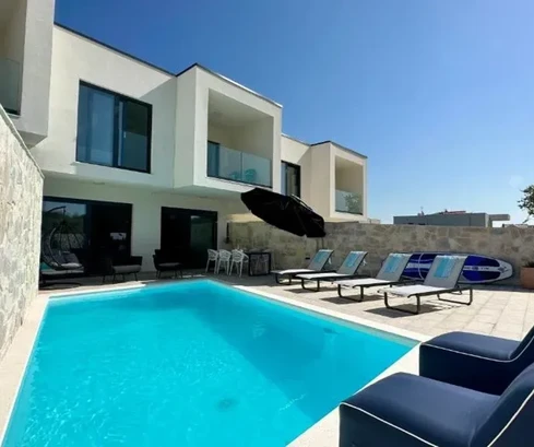 Casa a schiera arredata con piscina