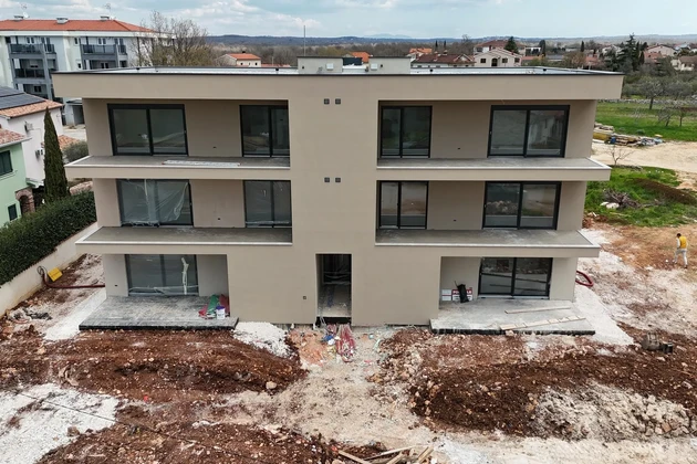 Isztria, Poreč, luxus földszinti lakás 400 m² kerttel és tengerre néző kilátással