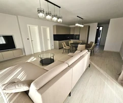 NUOVA VILLA URBANA CON PISCINA, IN POSIZIONE TRANQUILLA!
