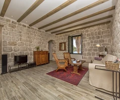 Casa in pietra sul mare sull'isola di Sipan