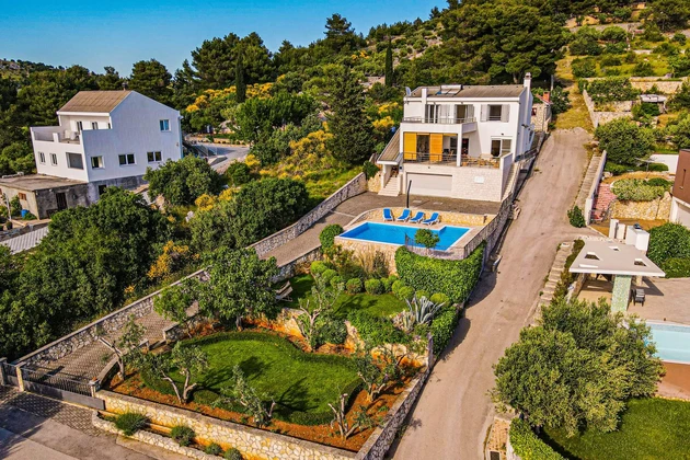 Casa junto al mar con piscina y vistas impresionantes al océano disponible para la compra en Croacia