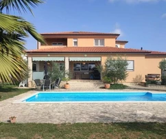 Istria, Vodnjan, elegancka willa z widokiem na morze i przestronnym ogrodem