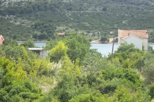<p>Marina, Vinišće, terreno edificabile 1650 m2, a 130 metri dal mare</p>
